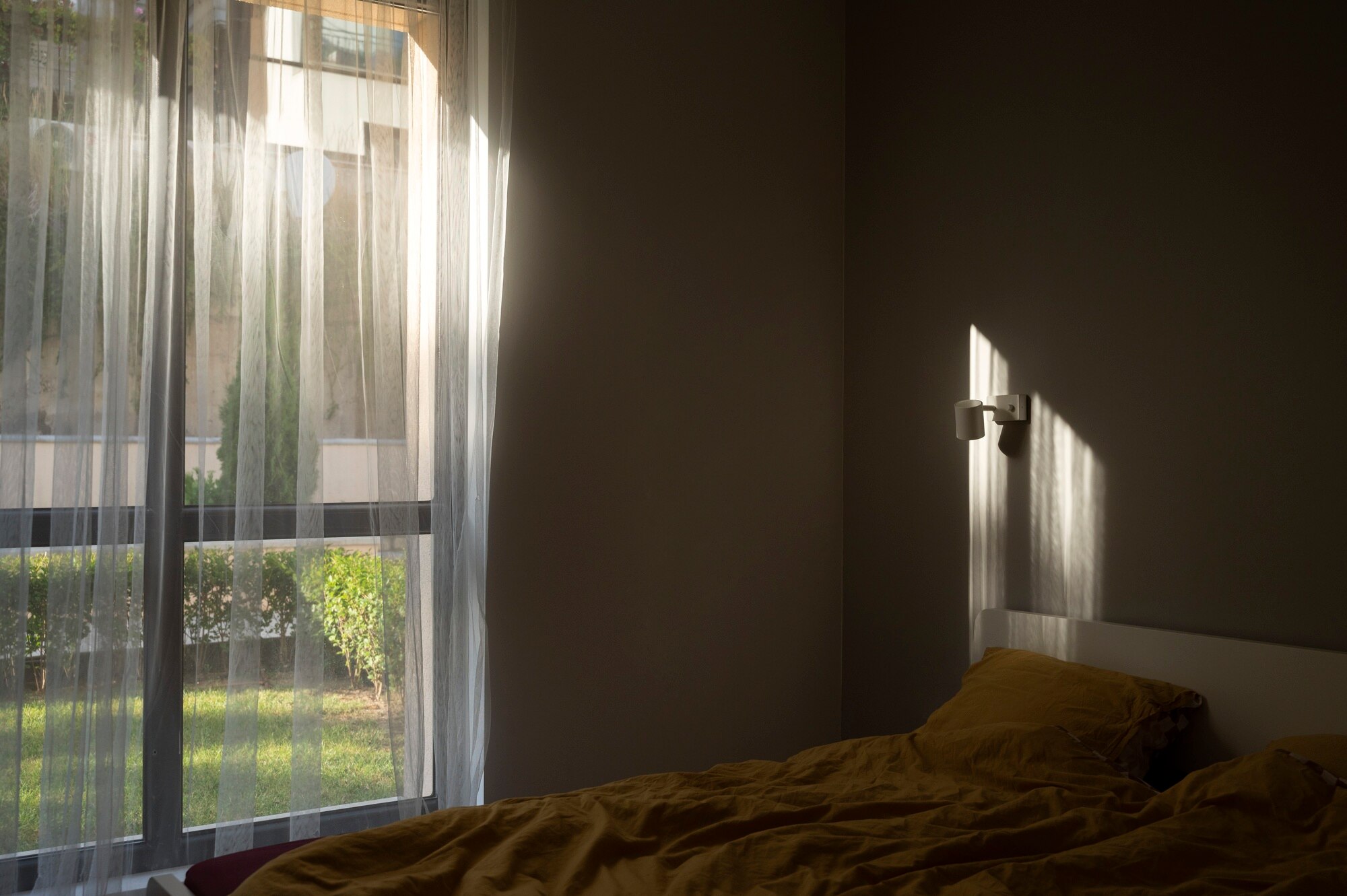 Detail interior kamar yang gelap dan sejuk